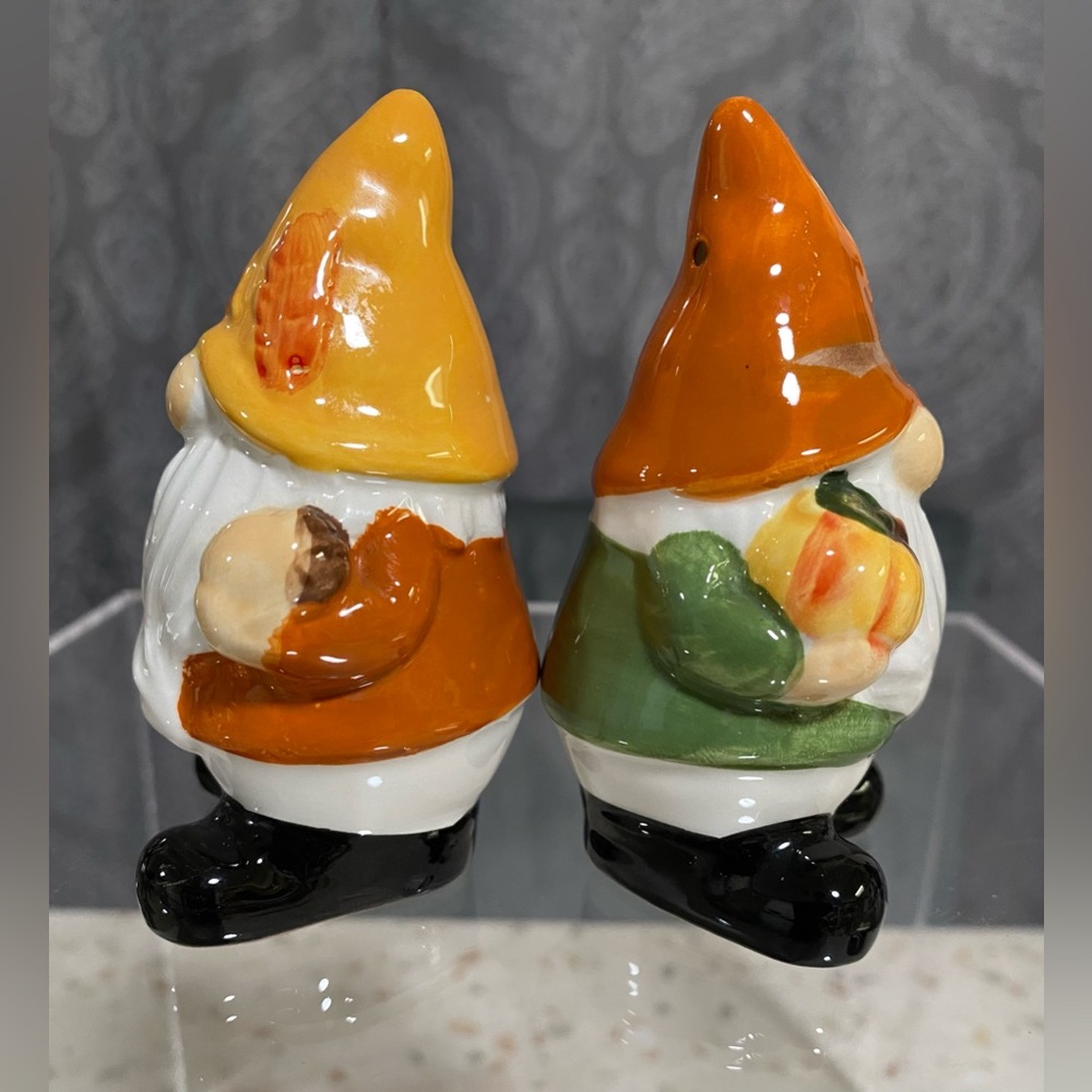 Set of Salt and Pepper Shakers of Ceramic Gnomes - Picture 4 of 15